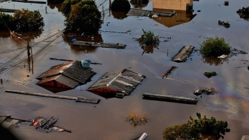 Nível do Guaíba baixa 15 centímetros em 24h, mas água segue tomando ruas de Porto Alegre