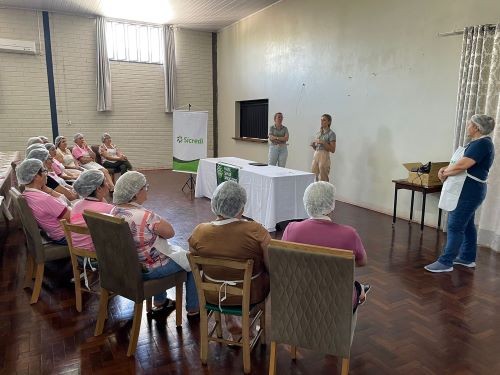 Sicredi apoia capacitação voltada a processamento de carne de frango em Riqueza