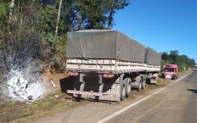 Moto pega fogo e condutor morre em colisão contra carreta na BR-282