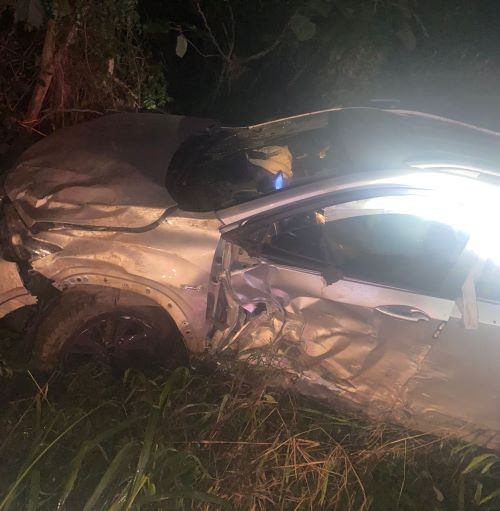 Gestante é socorrida após veiculo capotar no Oeste de SC