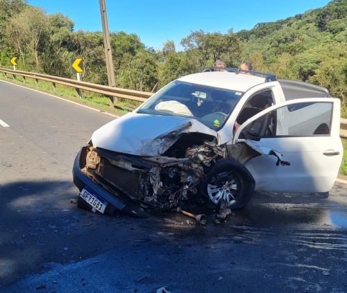 Colisão na BR-282 entre carro e caminhões mobiliza equipes de resgate