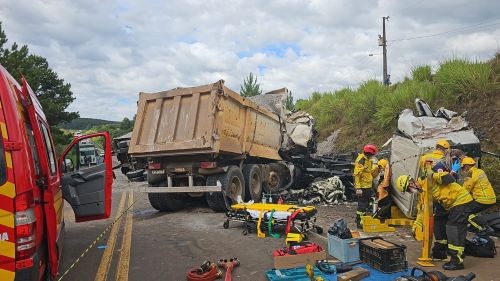 Colisão frontal entre carreta e caminhão deixa dois mortos na BR-282