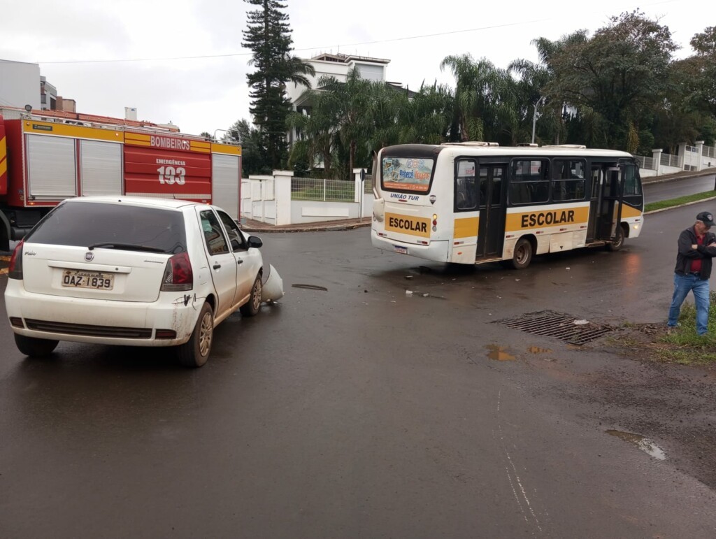 Colisão entre carro e micro-ônibus deixa idosa ferida no Oeste de SC