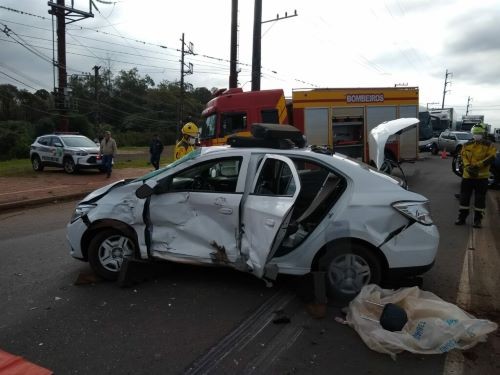 Idoso fica ferido após colisão entre carro e caminhão no Oeste