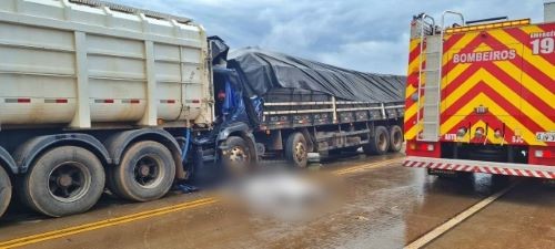 Colisão traseira deixa caminhoneiro morto na BR-163