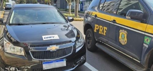 Homem é preso após colar adesivo do DNIT no carro e tentar furar bloqueio para ir a um churrasco