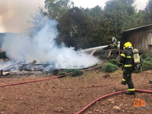 Incêndio destrói galpão de madeira no interior de Descanso