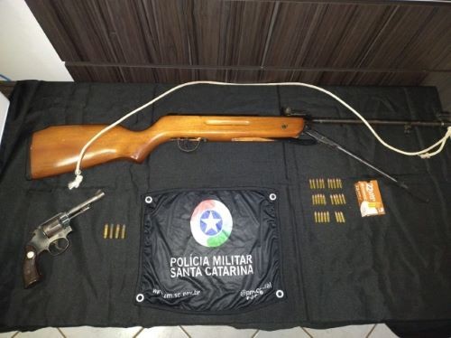 Homem é preso por posse irregular de arma de fogo e violência doméstica no interior de Cunha Porã