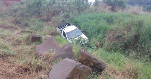 Carro sai da pista na BR-282 em Pinhalzinho