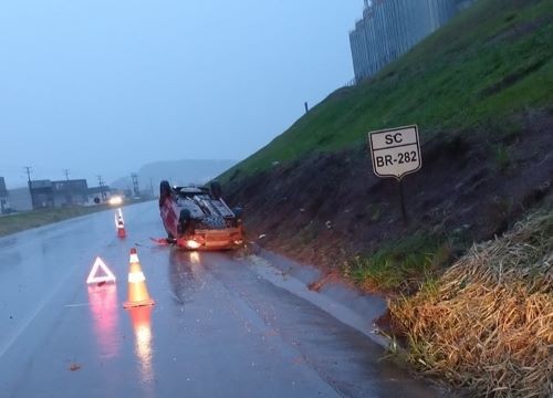 Capotamento é registrado na tarde deste domingo na BR-282