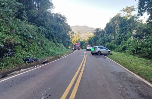 Colisão entre automóvel e motocicleta resulta na morte de condutor da moto, no Oeste