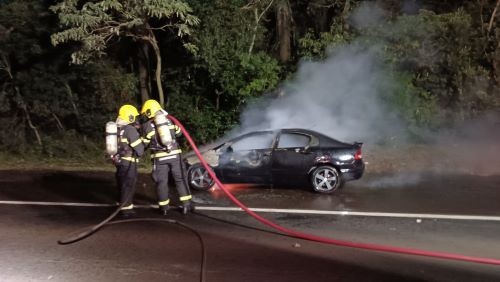 Automóvel pega fogo durante a noite na BR-282 em Ponte Serrada