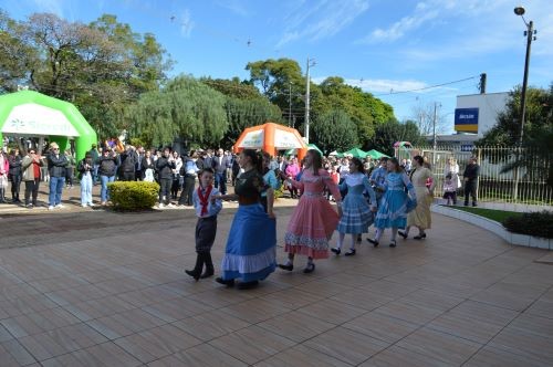 Movimento de Intercooperação promove tarde animada na Praça da Bandeira em Cunha Porã