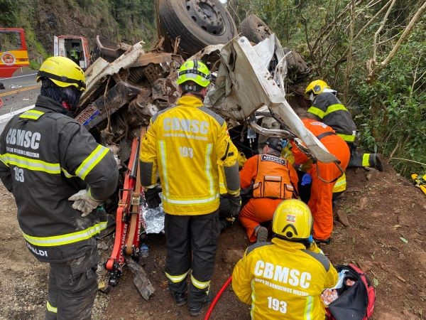 Caminhão carregado com fertilizante tomba em rodovia do Oeste