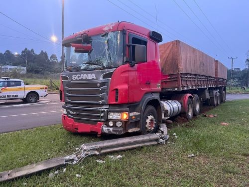 Carreta Bitrem colide com poste ao desviar de carro que fez manobra perigosa
