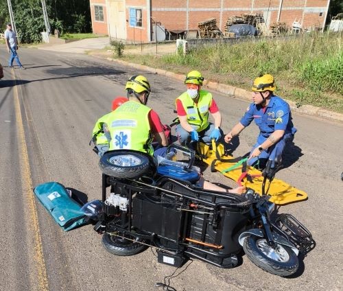Idosa fica ferida em queda de triciclo motorizado no bairro Bartz em Cunha Porã