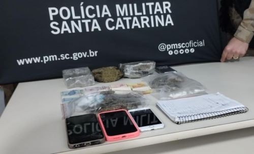 Casal que mantinha ponto de tráfico de drogas em casa de idosos é preso pela PM, no Oeste