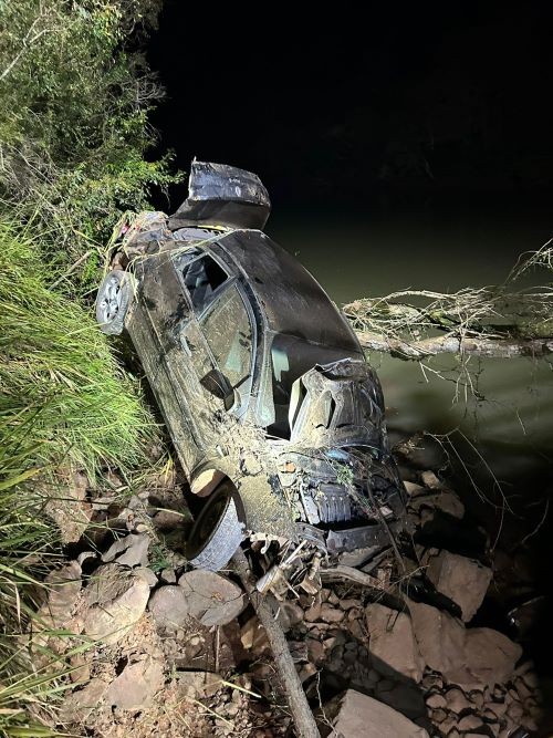Carro fica destruído após colidir em ponte e cair em rio no Oeste