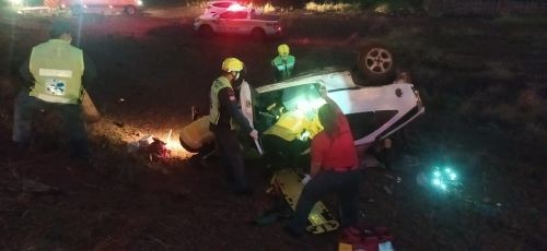 Irmãos morrem após automóvel sair da pista e capotar no Oeste