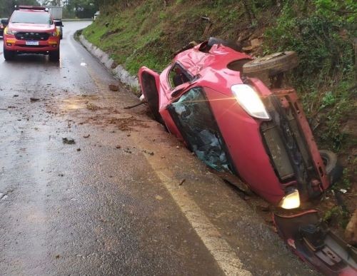 Motorista fica ferida ao capotar veículo na BR-282