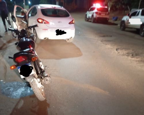 Bombeiros atendem acidente entre carro e moto no centro de Cunha Porã