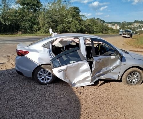 Colisão na BR-282 em Maravilha deixa duas vítimas presas as ferragens