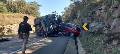 Grave acidente entre carretas e carros deixa quatro pessoas gravemente feridas em SC