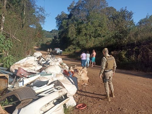Ação conjunta no interior de Cunha Porã combate depósito irregular de materiais recicláveis