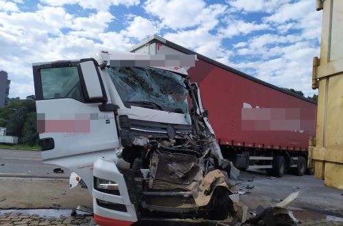 Colisão entre caminhões deixa pessoa ferida na BR-282 no oeste de SC