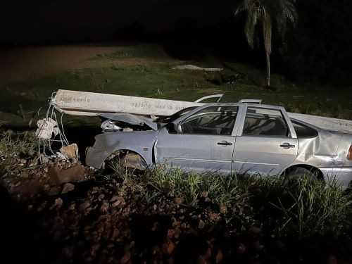 Carro saí da pista e colide com poste no Oeste de SC