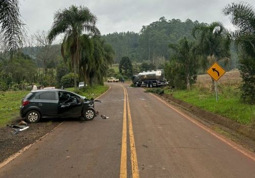 Homem morre após violenta colisão entre carro e caminhão no Oeste de SC