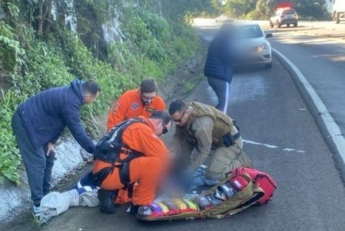 Motorista pula de caminhão em movimento na SC-480 e fica gravemente ferido