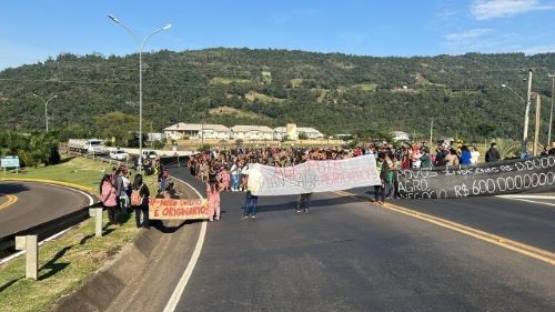 Indígenas ocupam rodovia durante manifestação no Oeste