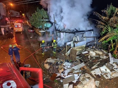 Homem é surpreendido com incêndio e pula do segundo andar de casa no Oeste
