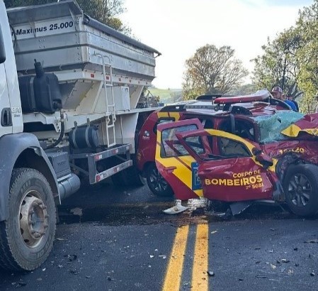 Grave acidente envolve caminhão e veículo do Corpo de Bombeiros no PR