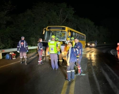Colisão frontal entre carro e ônibus deixa 6 feridos no Oeste
