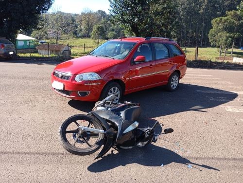 Colisão entre carro e moto deixa motociclista ferida em Cunha Porã