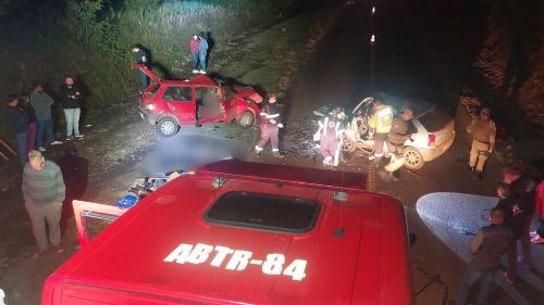 Acidente mata dois homens em SC e criança presa à cadeirinha é resgatada inconsciente em Palmitos