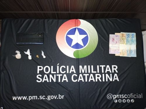 Homem é preso por tráfico de drogas no trevo de acesso à BR-158 em Cunha Porã
