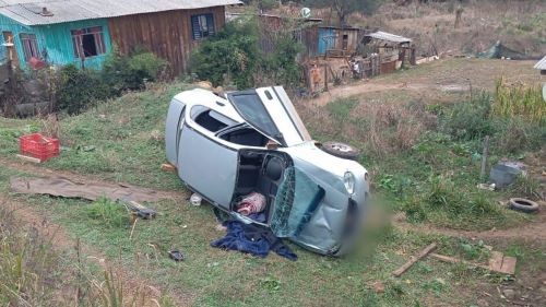 Carro desligado despenca 30 metros e capota com mulher e mais duas crianças em SC