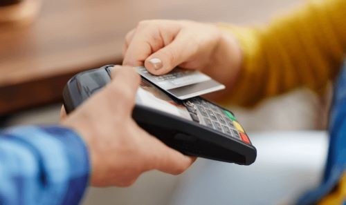 Taxa de juros do cartão de crédito sobe pelo 4º mês seguido e atinge 450% em dezembro de 2024