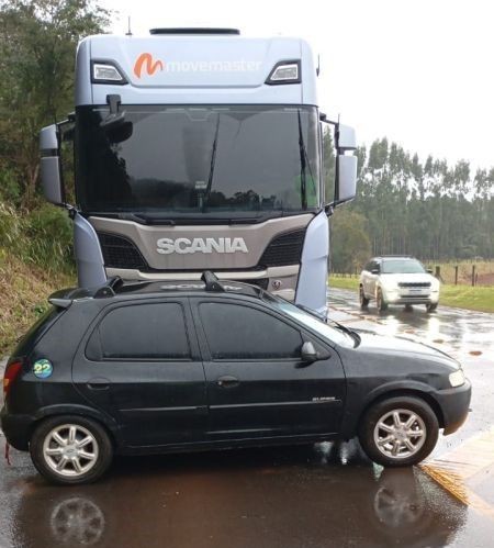 Colisão envolvendo carro e carreta é registrada na SC-157, no Oeste