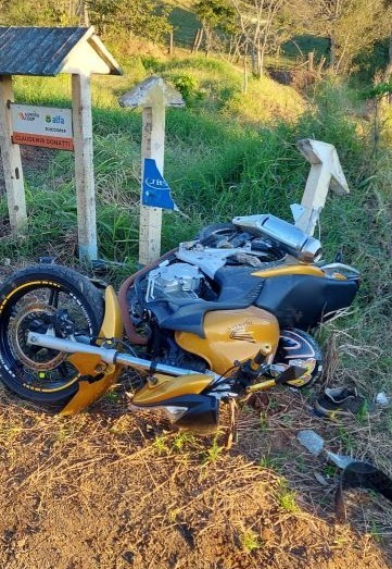Motociclista fica gravemente ferido após caminhão passar por cima do seu pé em acidente na SC-155, em Xavantina