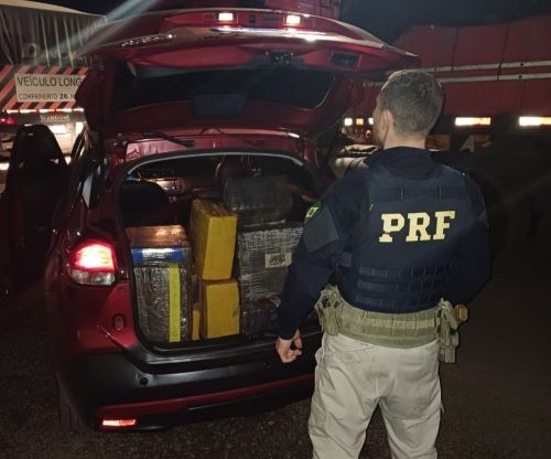 Motorista foge da polícia, colide em caminhão e é preso com 200 kg de maconha na BR-282 em Maravilha