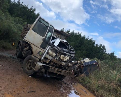 Motorista fica preso nas ferragens em colisão entre caminhões