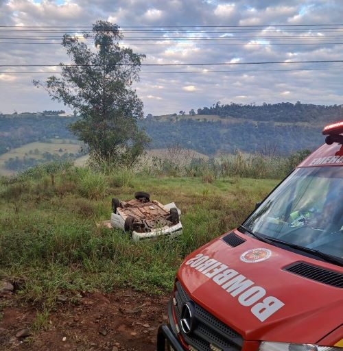 Mulher sai ilesa de capotamento de veículo na SC-163, no Oeste