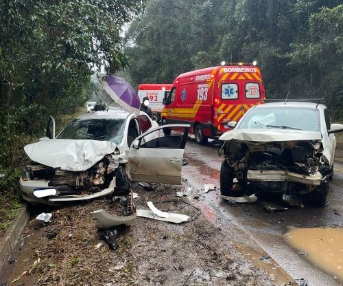 Colisão entre dois carros no Oeste deixa uma pessoa ferida e causa interrupção no trânsito