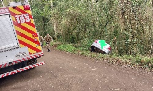 Homem é resgatado após saída de pista no interior de cidade do Oeste