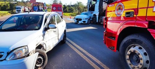 Mecânico é prensado entre carro e caminhão após grave acidente de trânsito na BR-282 em Iraceminha
