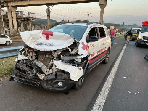 Carro da Secretaria de Saúde de Cunha Porã se envolve em acidente na BR-480 em Chapecó